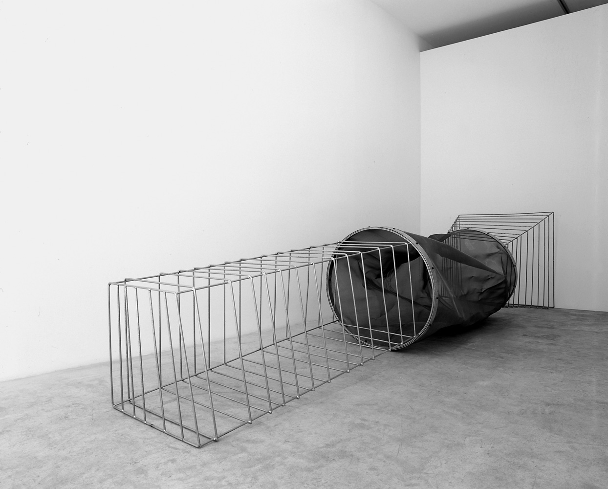 La Linterna III, 2003, galvanized iron and stainless steel, 110,5 x 474 x 100,5 cm. Galeria Maior 